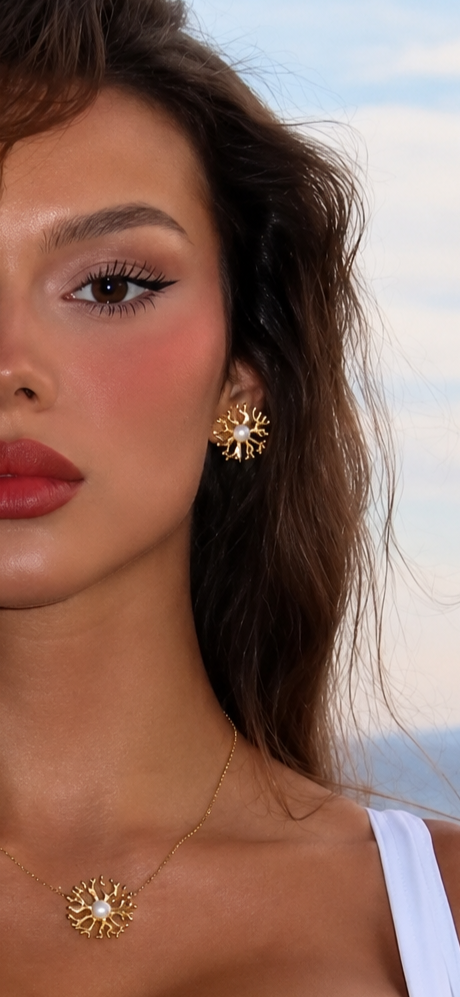 Alison Mariot Thalassia necklace in 18K gold vermeil with natural pearl — alternate view