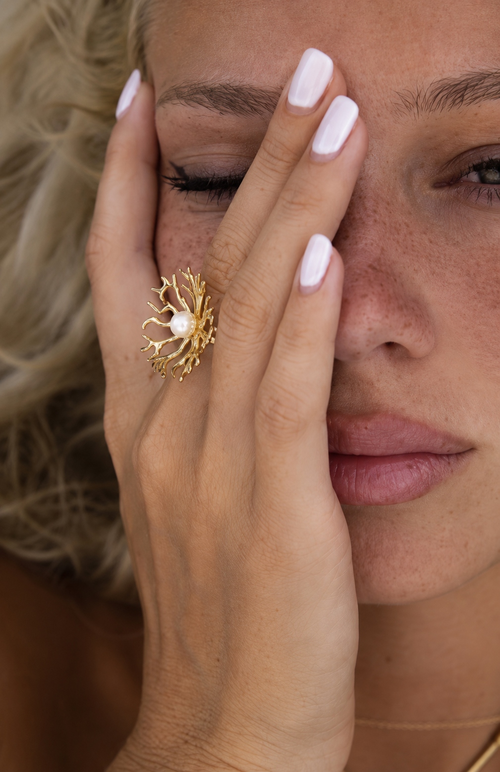 Alison Mariot Thalassia ring in 18K gold vermeil with natural pearl — alternate view
