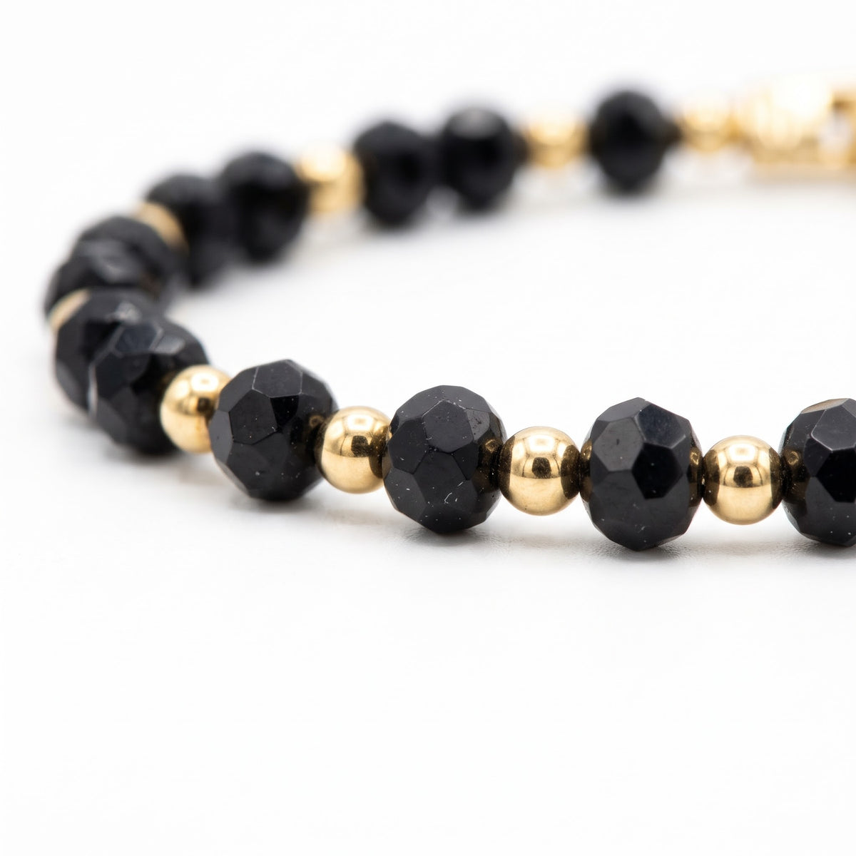 Alison Mariot AVÉRON — close-up of the faceted black onyx and 18K gold PVD beads