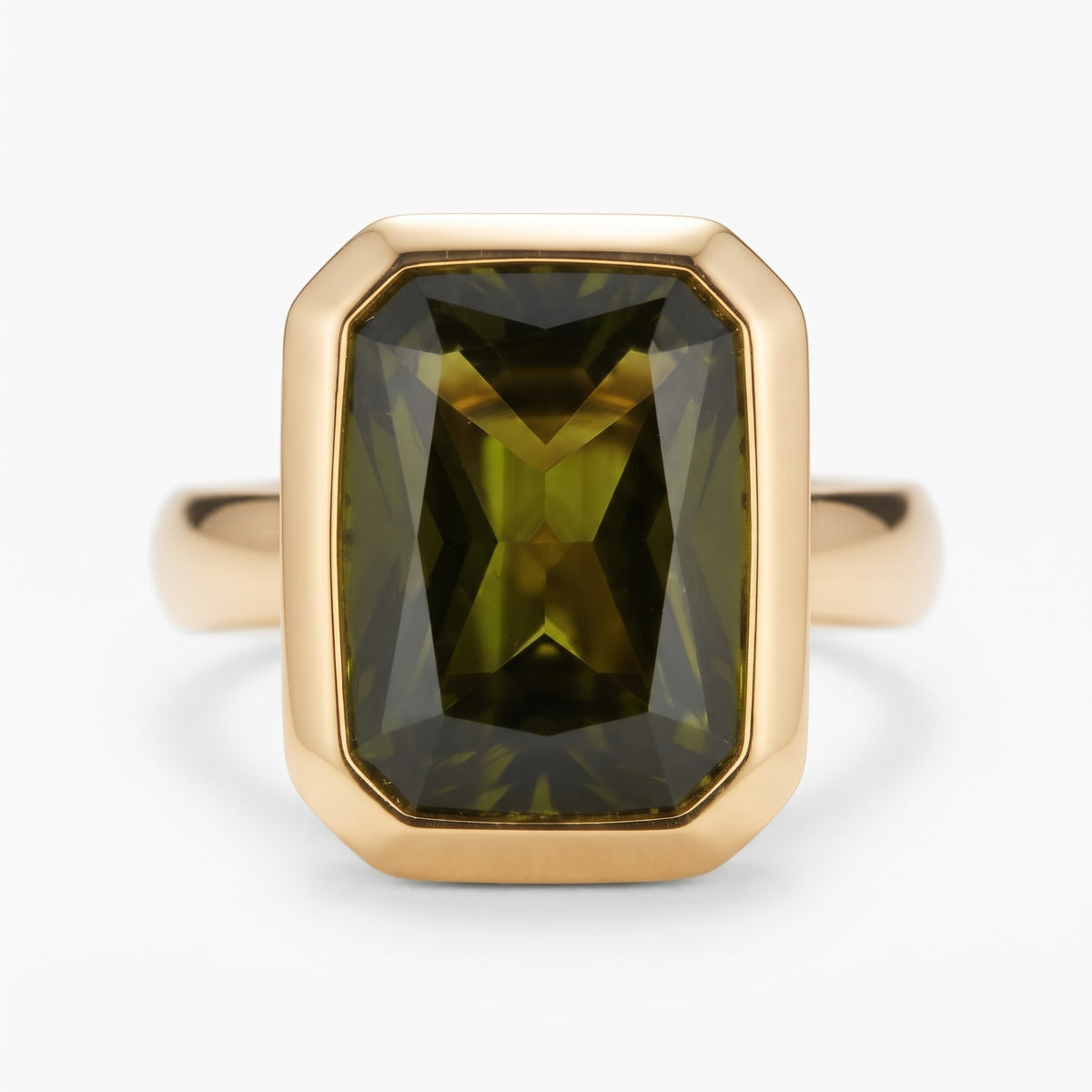 Alison Mariot VERDÉA ring — close-up of the natural green tourmaline in its 18K gold vermeil bezel